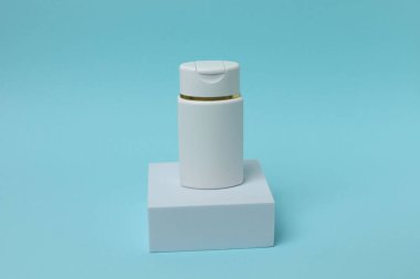 Renk arkaplanında kozmetik için şişe, üst görünüm.