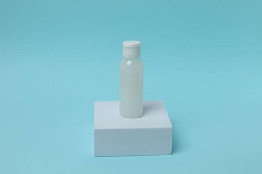Mavi arka planda etiketi olan boş beyaz kozmetik şişesi. Model yap. 3d illüstrasyon.