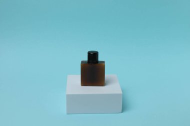 Mavi arka planda boş kozmetik ambalaj modeli. 3d illüstrasyon.