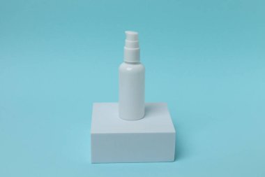 Mavi arkaplanda kozmetik konteynır