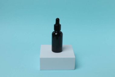 Renkli arka planda tırnak cilası olan şişe