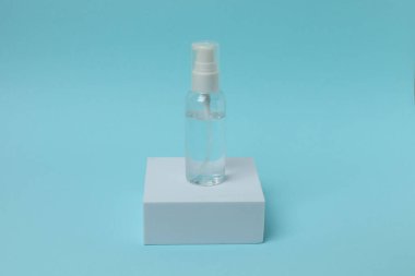 Serum şişesi ya da mavi arka planda yüz bakımı.