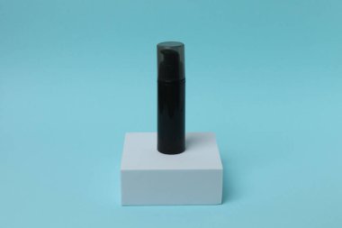 Beyaz arka planda modern siyah metal oje.