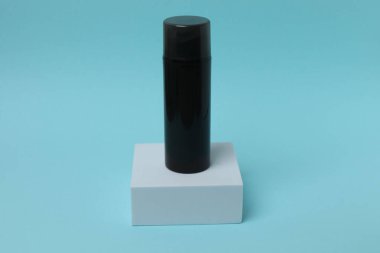 Hafif arka planda parfüm için siyah şişe..