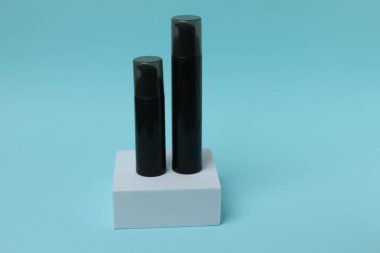 modern duruş mavi arkaplan