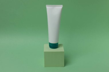 Renk arkaplanındaki boş krem tüpü