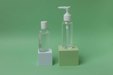 İki şişe serum ve beyaz sabun.