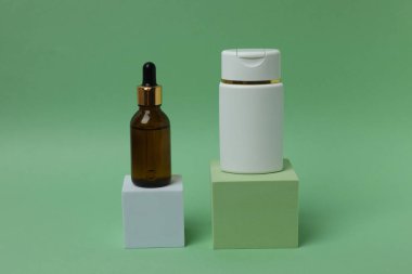 Beyaz arka planda kozmetik ürünler. güzellik ve vücut.