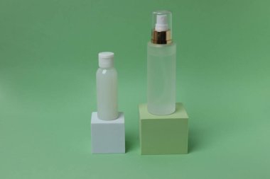 Renkli arka planda doğal kozmetik şişeleri