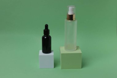 Markalaşma için kozmetik şişeleri.