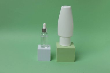 Yeşil zemin üzerinde cilt bakımı ve güzellik ürünleri için çeşitli kozmetik setleri ve metin için kopya alanı