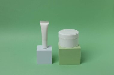 Mavi arka planda vücut, krem, krem ve diğer ürünler için kozmetik ürünler ve krem, minimalizm.