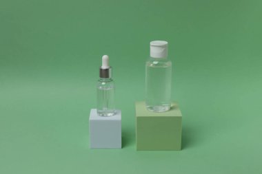 Renk arkaplanı üzerinde boşluk olan farklı şişeler kümesi, metin için boşluk