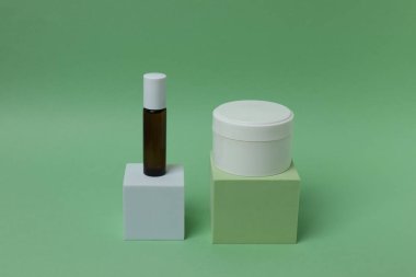 Yeşil arkaplanda boş kozmetik paketleme.