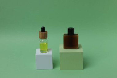 Renkli arka planda cilt bakımı için kozmetik şişeleri.