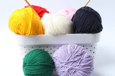 Sepette Beyaz arka plan üzerinde iplik örgü