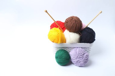Sepette renkli örgü iğneleri