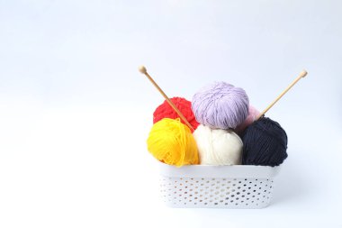 Hafif arka planda iplikle örgü iğneleri.