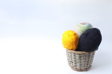 Sepet iplik ve örgü iğneleriyle dolu..