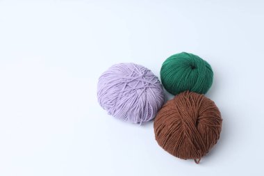 Beyaz arka planda renkli yün iplik. Düz yat. Üst Manzara. Örgü hobisi