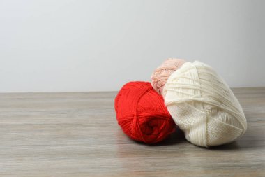 Hafif ahşap masada iplik topları