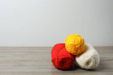 Masada örgü topları var.