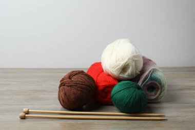 Örgü örmek için ipliği olan renkli toplar.