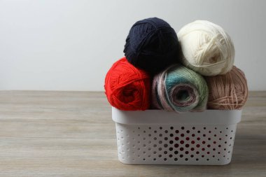 Masada farklı renklerde iplik sepeti var.