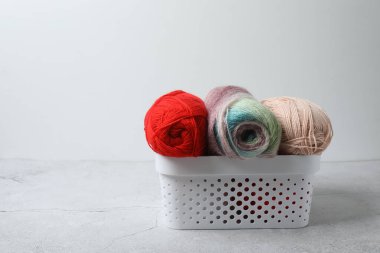 Örgü şişleri ve örgü sepetleri..