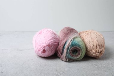 Beyaz bir masada renkli iplik yumakları