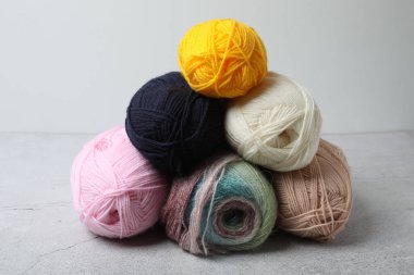 Ahşap masaya örgü örmek için renkli iplik.