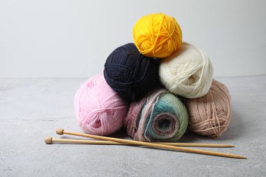 Örgü örmek için renkli örgü iğneleri ve iplikler