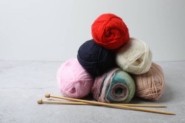 Örgü örmek için renkli iplik.