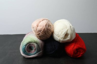 Örgü ipliği ve iğneler bir sepete, yakın - üst görünüm