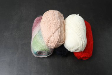 Örgü ipliği ve örgü iğnesi..