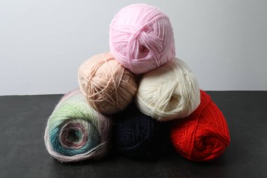 Örgü iplik ve ahşap masa iğne falan batmazdı