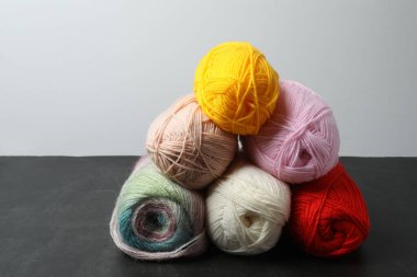 Beyaz arka planda örgü örmek için renkli iplik. Örgü iğneleri. Örgü örmek için iplik örüyorum..