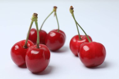 konteynırda beyaz bir arkaplanda kiraz