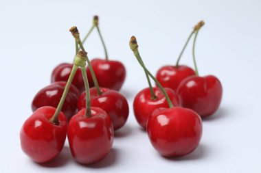 konteynırda beyaz bir arkaplanda kiraz