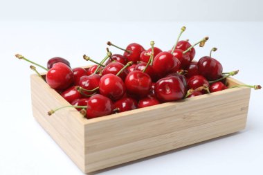 konteynırda beyaz bir arkaplanda kiraz