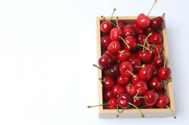 konteynırda beyaz bir arkaplanda kiraz