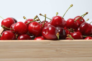 Konteynırdaki ahşap bir masada kirazlar