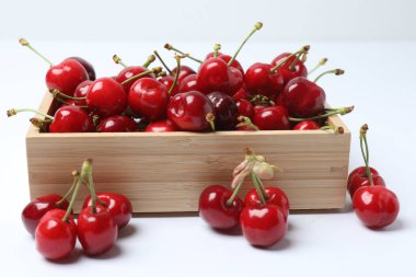 Konteynırdaki ahşap bir masada kirazlar