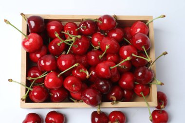 Konteynırdaki ahşap bir masada kirazlar