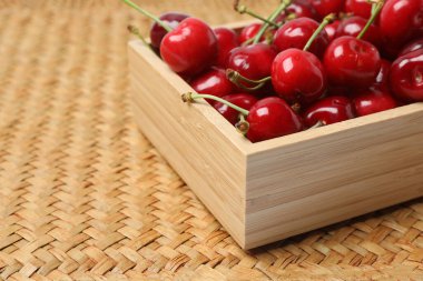 Konteynırdaki ahşap bir masada kirazlar