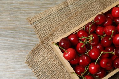 Konteynırdaki ahşap bir masada kirazlar