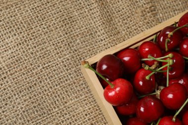 Konteynırdaki ahşap bir masada kirazlar