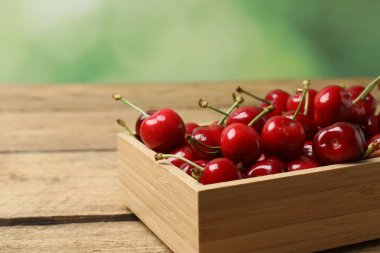 Konteynırdaki ahşap bir masada kirazlar