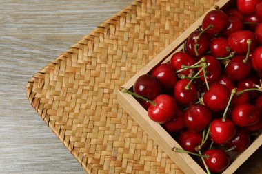 Konteynırdaki ahşap bir masada kirazlar