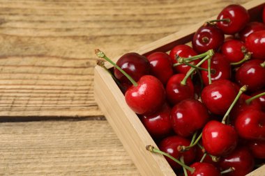 Konteynırdaki ahşap bir masada kirazlar